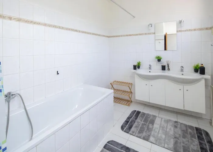 Spacious House With Garden 15 Min Walk From Castle *