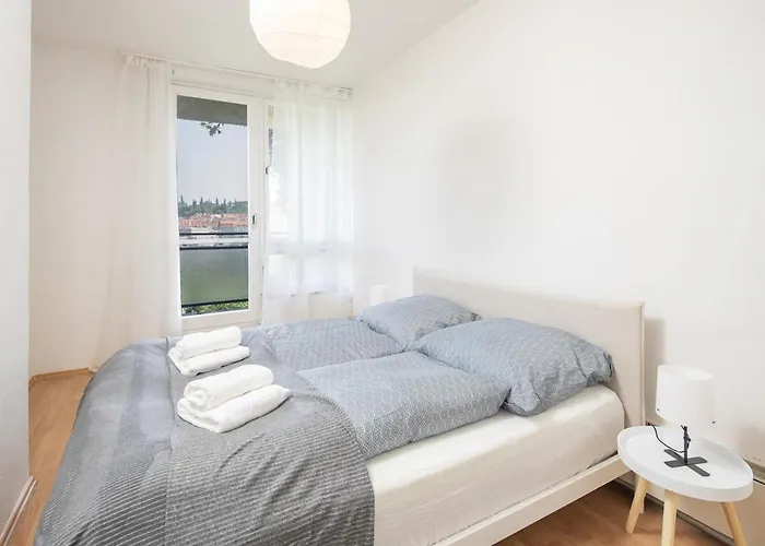 Ferienhaus Spacious House With Garden 15 Min Walk From Castle Prag