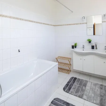 Spacious House With Garden 15 Min Walk From Castle *