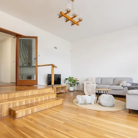Spacious House With Garden 15 Min Walk From Castle
