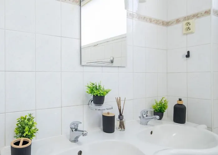 Дом отдыха Spacious House With Garden 15 Min Walk From Castle *