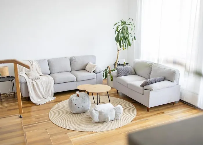 Дом отдыха Spacious House With Garden 15 Min Walk From Castle Прага