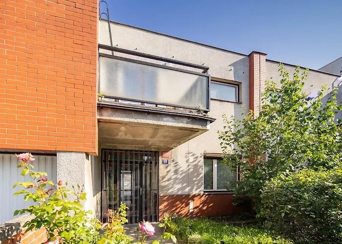 Дом отдыха Spacious House With Garden 15 Min Walk From Castle Прага