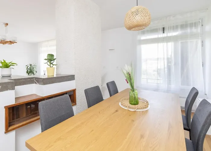 Spacious House With Garden 15 Min Walk From Castle Дом отдыха *
